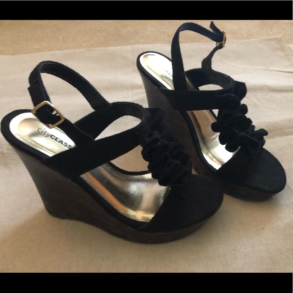 BRAND NEW - black wedges